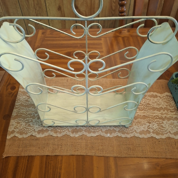 Elegant Cream Metal Magazine Rack - Picture 2 of 7